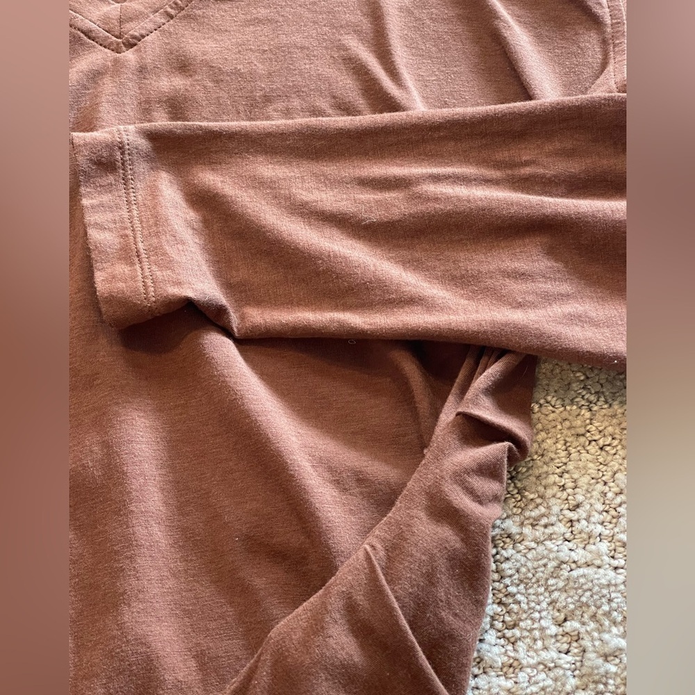 Athleta Outbound Chocolate Brown V-Neck Long Sleeve Ruched Tee, Athleisure, XS - Picture 16 of 16
